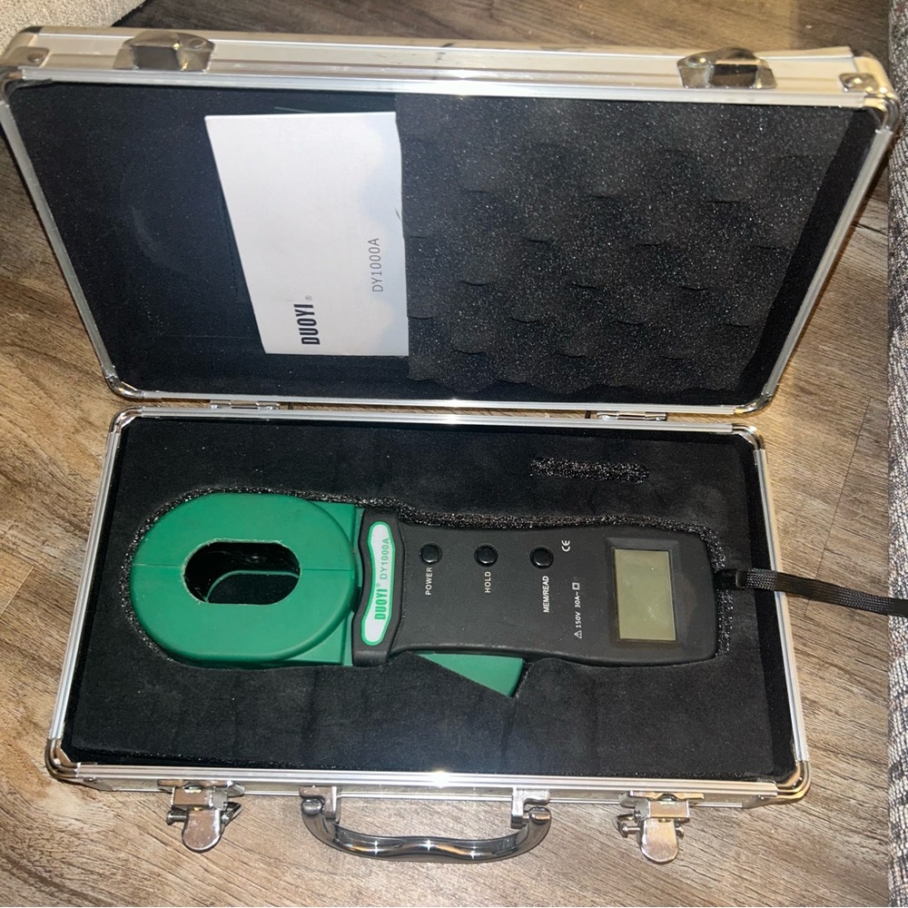 Clamp on ground resistance tester. protective carrying case w calibration sq